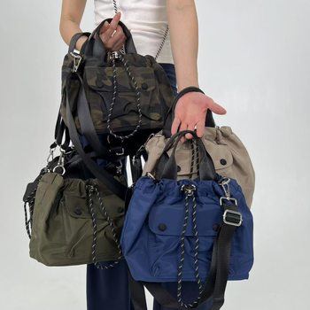 Урбанистична минималистична чанта за рамо от найлон с връзка за затваряне, хоризонтално правоъгълна форма и вътрешен джоб с цип