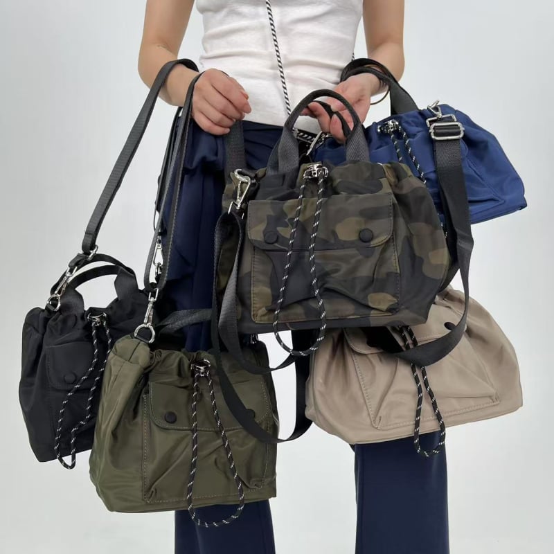 Урбанистична минималистична чанта за рамо от найлон с връзка за затваряне, хоризонтално правоъгълна форма и вътрешен джоб с цип