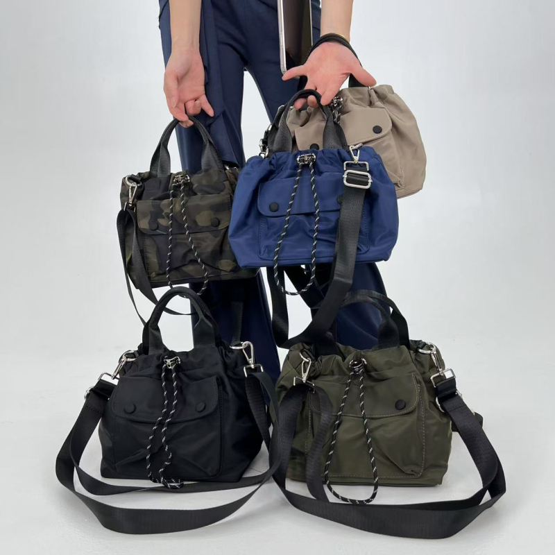 Урбанистична минималистична чанта за рамо от найлон с връзка за затваряне, хоризонтално правоъгълна форма и вътрешен джоб с цип