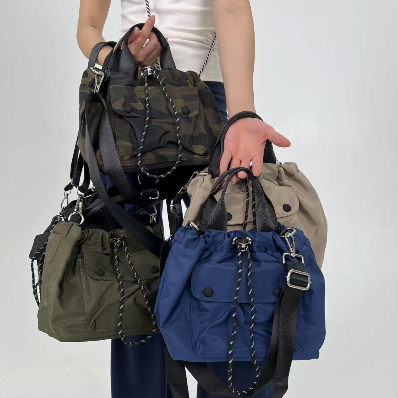 Урбанистична минималистична чанта за рамо от найлон с връзка за затваряне, хоризонтално правоъгълна форма и вътрешен джоб с цип