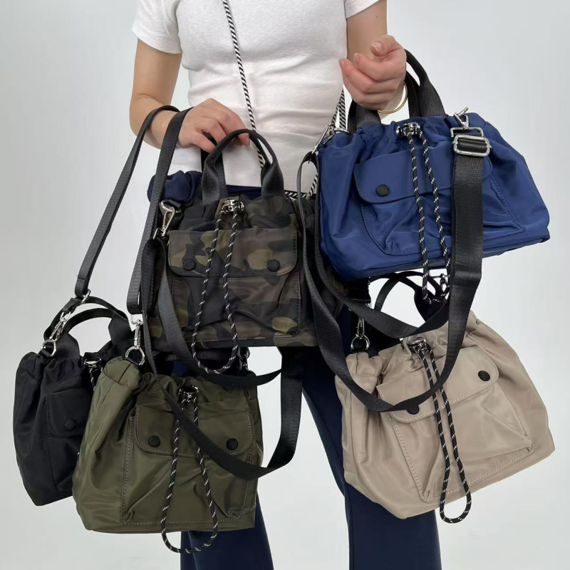 Урбанистична минималистична чанта за рамо от найлон с връзка за затваряне, хоризонтално правоъгълна форма и вътрешен джоб с цип