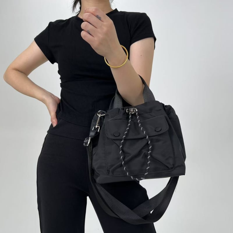 Урбанистична минималистична чанта за рамо от найлон с връзка за затваряне, хоризонтално правоъгълна форма и вътрешен джоб с цип