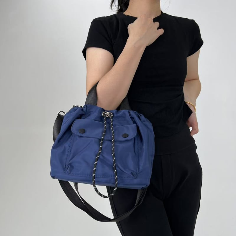 Урбанистична минималистична чанта за рамо от найлон с връзка за затваряне, хоризонтално правоъгълна форма и вътрешен джоб с цип