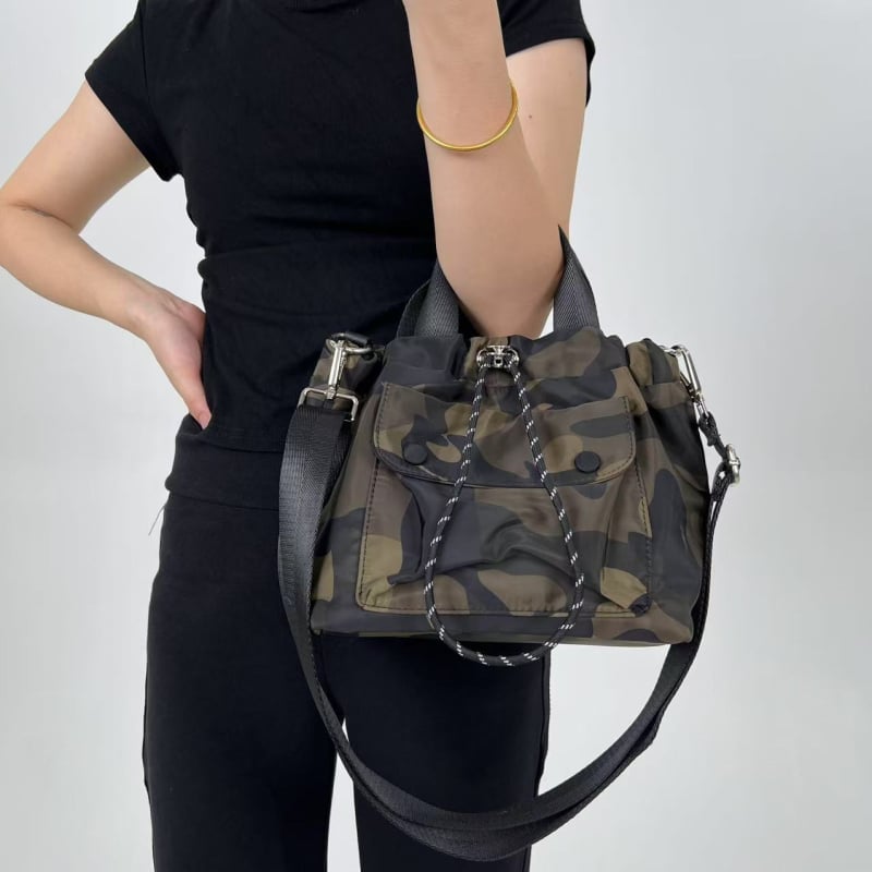 Урбанистична минималистична чанта за рамо от найлон с връзка за затваряне, хоризонтално правоъгълна форма и вътрешен джоб с цип