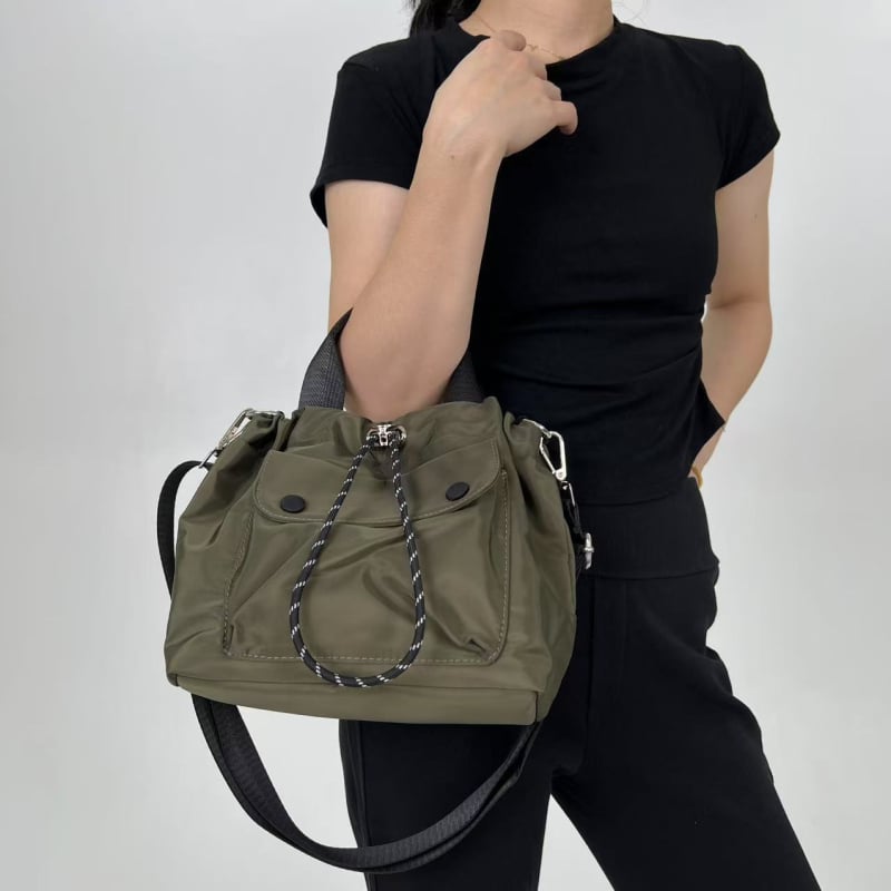 Урбанистична минималистична чанта за рамо от найлон с връзка за затваряне, хоризонтално правоъгълна форма и вътрешен джоб с цип