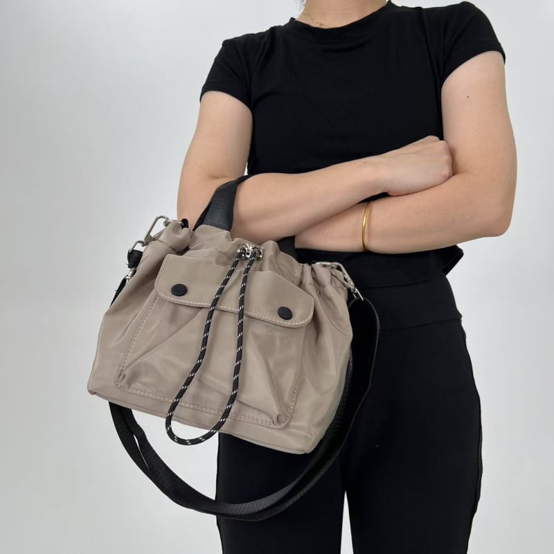 Урбанистична минималистична чанта за рамо от найлон с връзка за затваряне, хоризонтално правоъгълна форма и вътрешен джоб с цип