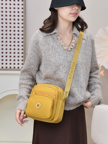 Damska crossbody torba od Oxford platna, vertikalno kvadratnog oblika, zatvarač, unutarnji pretinci: pretinac sa zatvaračem, pretinac za telefon, pretinac za dokumente, podstava od pamuka