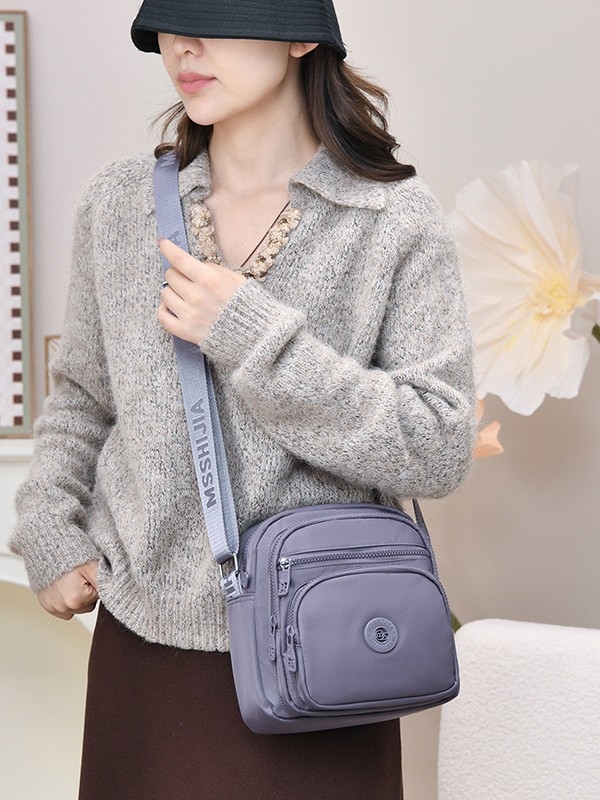 Damska crossbody torba od Oxford platna, vertikalno kvadratnog oblika, zatvarač, unutarnji pretinci: pretinac sa zatvaračem, pretinac za telefon, pretinac za dokumente, podstava od pamuka
