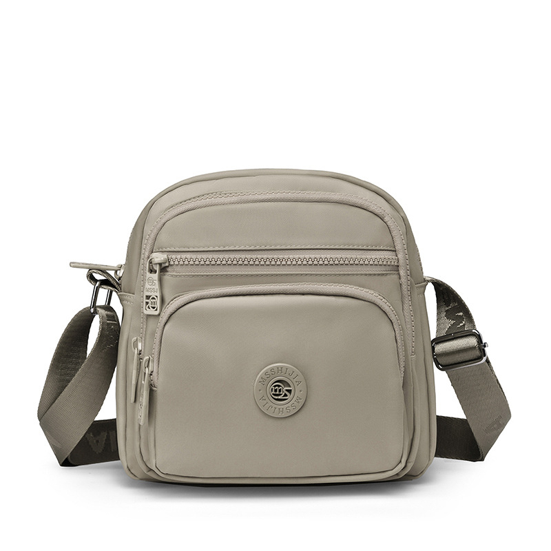 Damska crossbody torba od Oxford platna, vertikalno kvadratnog oblika, zatvarač, unutarnji pretinci: pretinac sa zatvaračem, pretinac za telefon, pretinac za dokumente, podstava od pamuka