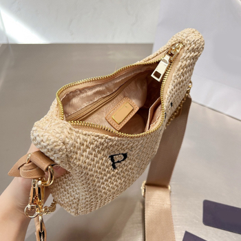 Подмишникова презрамкова чанта – градска минималистична, слама, форма на вареница, цип за затваряне, вътрешен джоб с цип и джоб за телефон