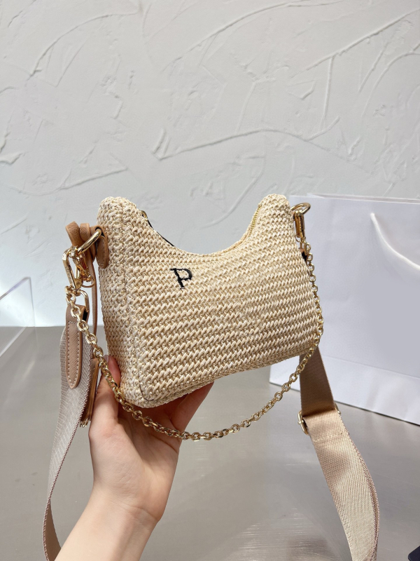 Подмишникова презрамкова чанта – градска минималистична, слама, форма на вареница, цип за затваряне, вътрешен джоб с цип и джоб за телефон