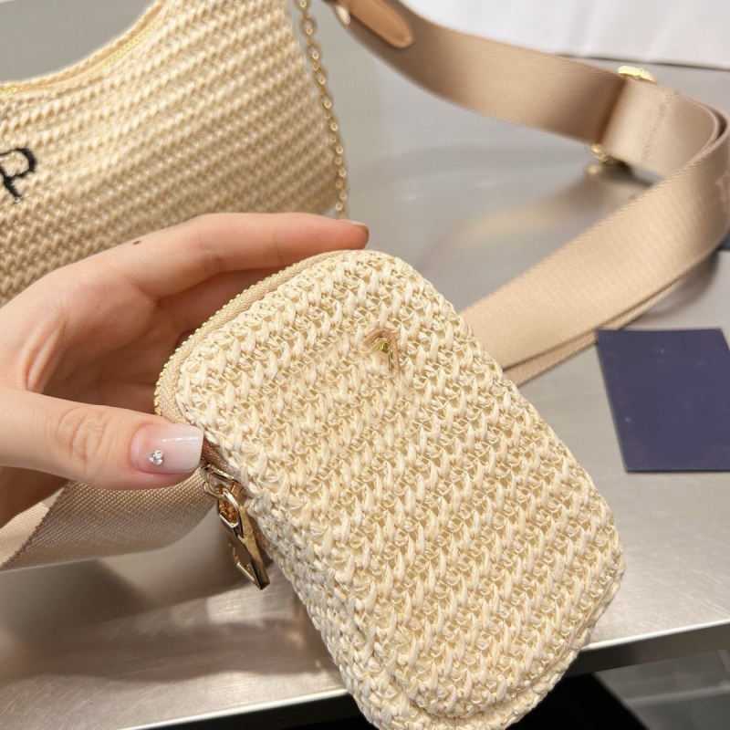 Подмишникова презрамкова чанта – градска минималистична, слама, форма на вареница, цип за затваряне, вътрешен джоб с цип и джоб за телефон