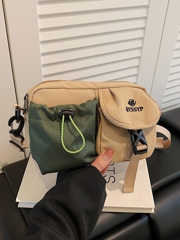 Crossbody torba od Oxford materijala, s jednim remenom, zatvaranje zipom, poliester podstava i skriveni džep sa zatvaračem.