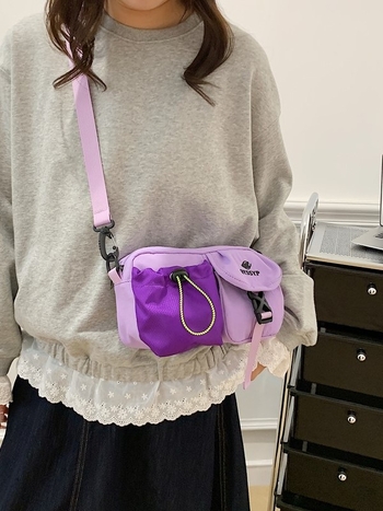 Crossbody torba od Oxford materijala, s jednim remenom, zatvaranje zipom, poliester podstava i skriveni džep sa zatvaračem.