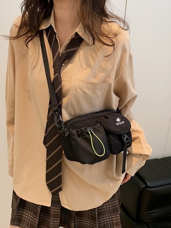Crossbody torba od Oxford materijala, s jednim remenom, zatvaranje zipom, poliester podstava i skriveni džep sa zatvaračem.