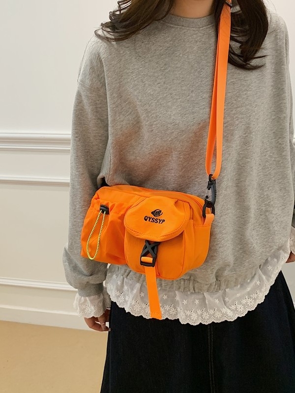 Crossbody torba od Oxford materijala, s jednim remenom, zatvaranje zipom, poliester podstava i skriveni džep sa zatvaračem.