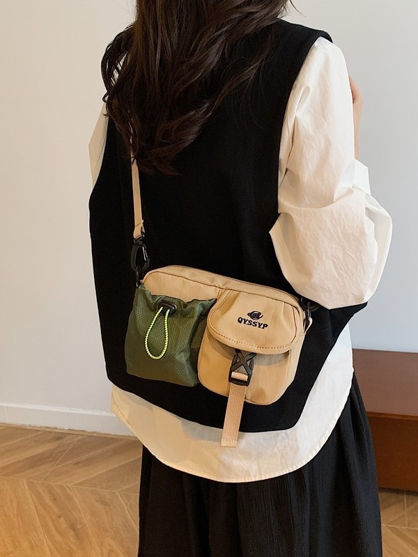Crossbody torba od Oxford materijala, s jednim remenom, zatvaranje zipom, poliester podstava i skriveni džep sa zatvaračem.