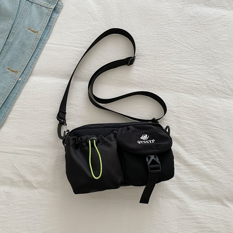 Crossbody torba od Oxford materijala, s jednim remenom, zatvaranje zipom, poliester podstava i skriveni džep sa zatvaračem.