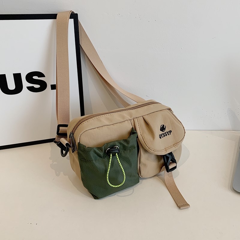 Crossbody torba od Oxford materijala, s jednim remenom, zatvaranje zipom, poliester podstava i skriveni džep sa zatvaračem.