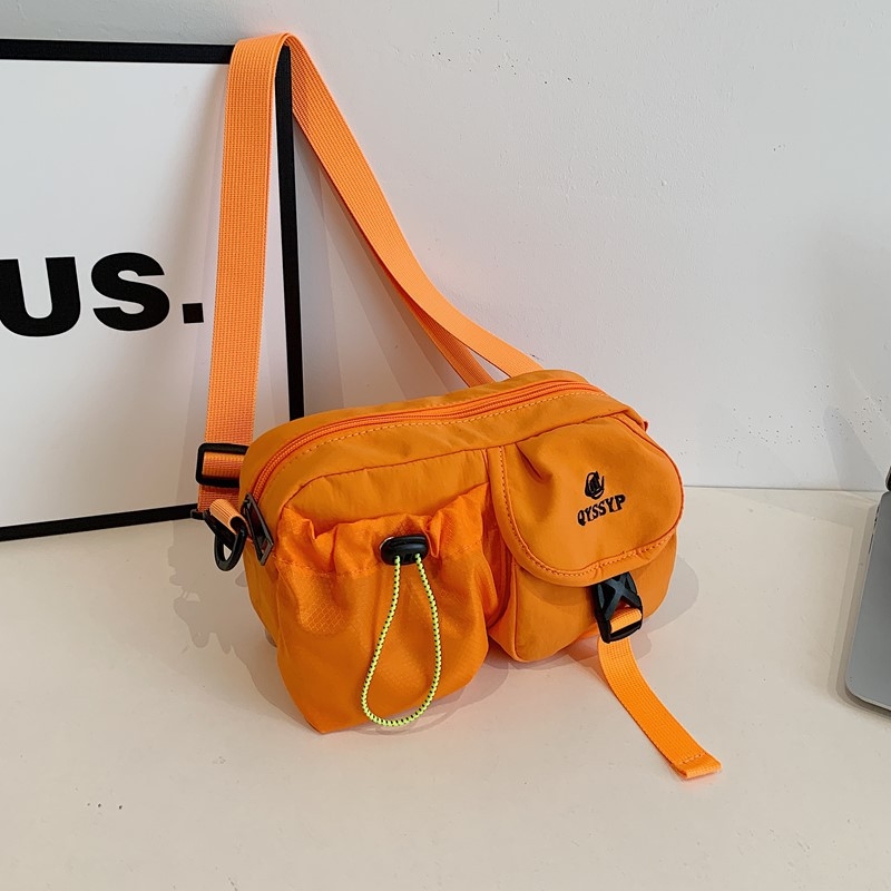 Crossbody torba od Oxford materijala, s jednim remenom, zatvaranje zipom, poliester podstava i skriveni džep sa zatvaračem.