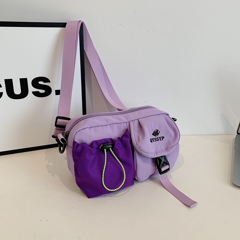 Crossbody torba od Oxford materijala, s jednim remenom, zatvaranje zipom, poliester podstava i skriveni džep sa zatvaračem.