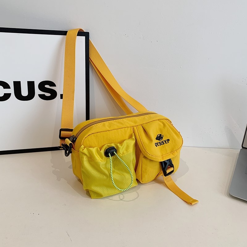 Crossbody torba od Oxford materijala, s jednim remenom, zatvaranje zipom, poliester podstava i skriveni džep sa zatvaračem.