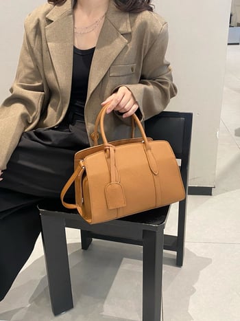Ženska crossbody torbica od prave kože, prvi sloj teleće kože, zatvarač, unutarnji džepovi, horizontalni kvadratni oblik