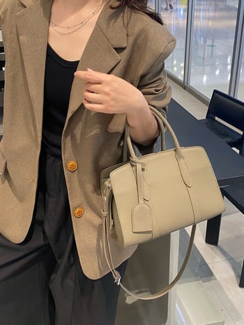 Ženska crossbody torbica od prave kože, prvi sloj teleće kože, zatvarač, unutarnji džepovi, horizontalni kvadratni oblik