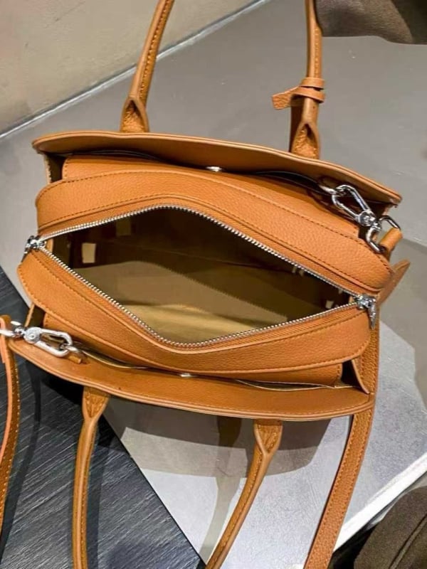 Ženska crossbody torbica od prave kože, prvi sloj teleće kože, zatvarač, unutarnji džepovi, horizontalni kvadratni oblik