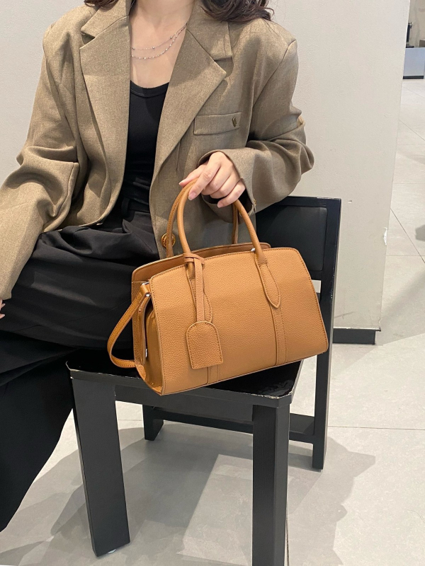 Ženska crossbody torbica od prave kože, prvi sloj teleće kože, zatvarač, unutarnji džepovi, horizontalni kvadratni oblik