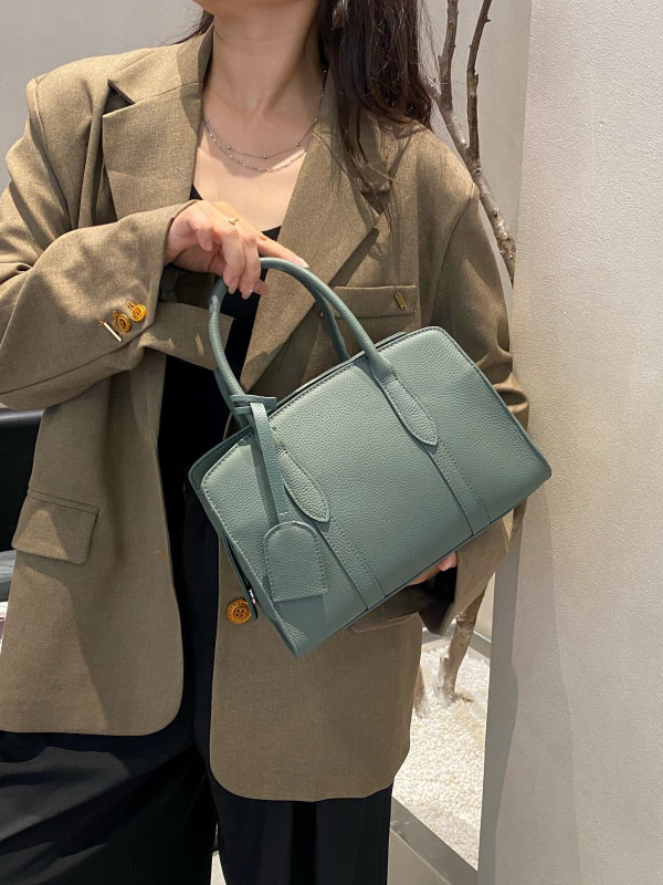 Ženska crossbody torbica od prave kože, prvi sloj teleće kože, zatvarač, unutarnji džepovi, horizontalni kvadratni oblik