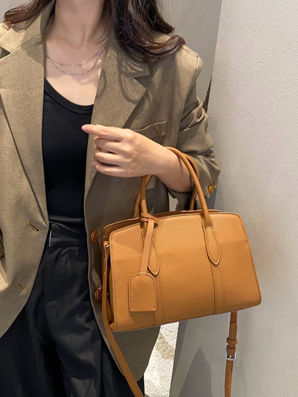 Ženska crossbody torbica od prave kože, prvi sloj teleće kože, zatvarač, unutarnji džepovi, horizontalni kvadratni oblik