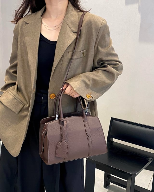 Ženska crossbody torbica od prave kože, prvi sloj teleće kože, zatvarač, unutarnji džepovi, horizontalni kvadratni oblik