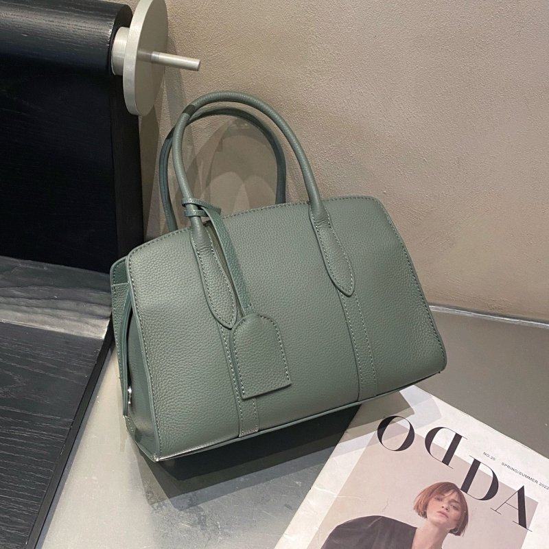 Ženska crossbody torbica od prave kože, prvi sloj teleće kože, zatvarač, unutarnji džepovi, horizontalni kvadratni oblik