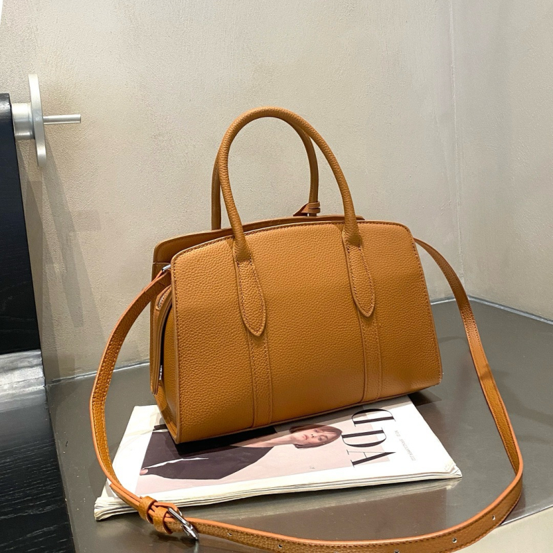 Ženska crossbody torbica od prave kože, prvi sloj teleće kože, zatvarač, unutarnji džepovi, horizontalni kvadratni oblik