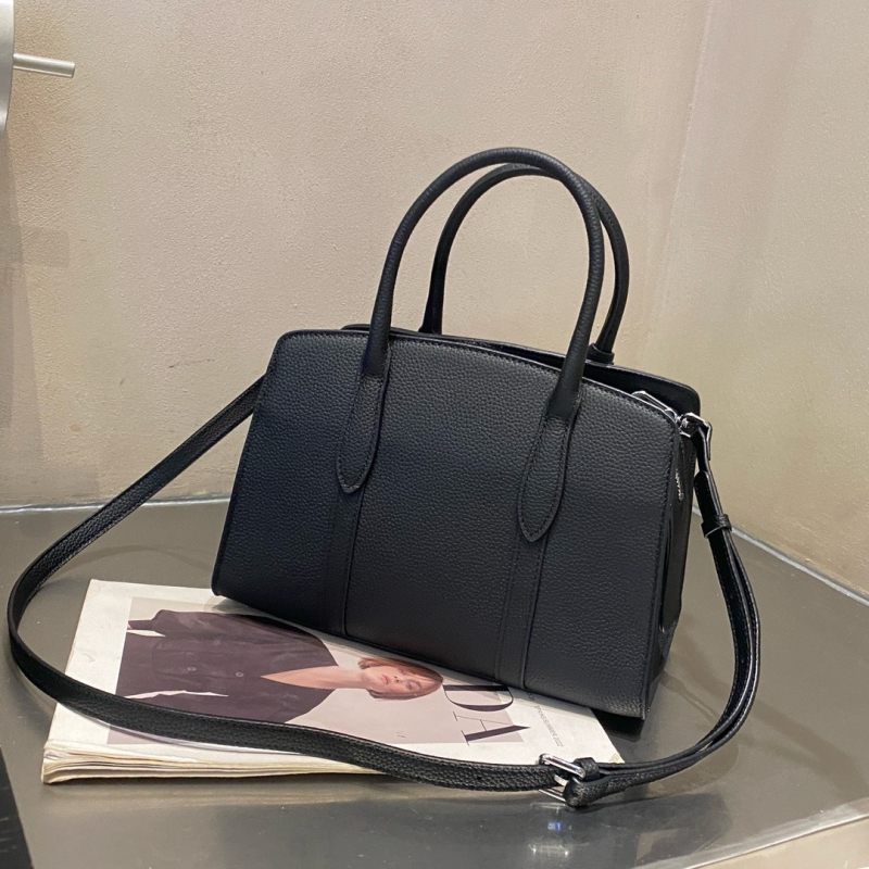 Ženska crossbody torbica od prave kože, prvi sloj teleće kože, zatvarač, unutarnji džepovi, horizontalni kvadratni oblik