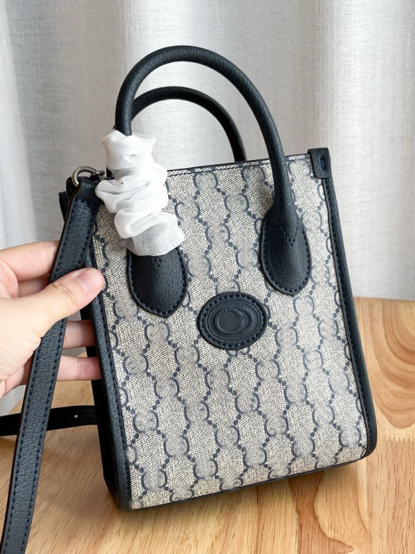 G-brand kožna retro tote torba za partituru – monogram uzorak (Materijal: prava koža; Podstava: platno; Oblik: uspravni kvadrat; Remenje: dvostruka; ID pretinac)