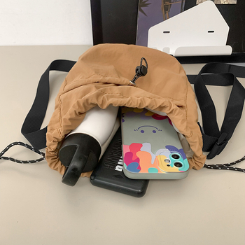 Crossbody bucket torba – Oxford platno, zatvarač, vodoravni kvadratni oblik, poliester podstava, jednostruka naramenica, gradski stil.