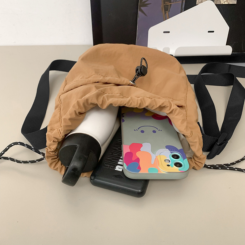 Crossbody bucket torba – Oxford platno, zatvarač, vodoravni kvadratni oblik, poliester podstava, jednostruka naramenica, gradski stil.