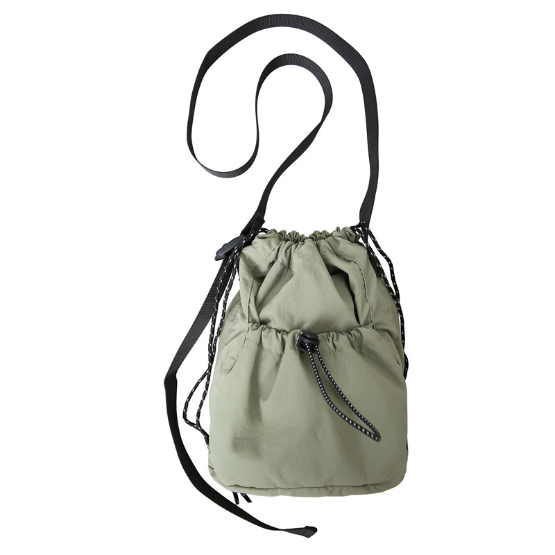 Crossbody bucket torba – Oxford platno, zatvarač, vodoravni kvadratni oblik, poliester podstava, jednostruka naramenica, gradski stil.