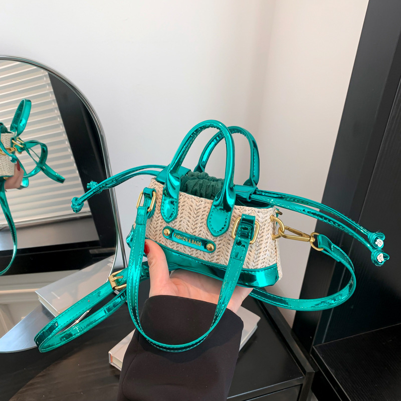 PU materijal mini crossbody torba, horizontalnog kvadratnog oblika, otvor s špagom, podstava od poliestera, džep za telefon.
