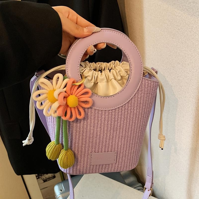 PU materijal crossbody torbica u bucket bag stilu, gradski minimalistički dizajn, pravokutnog oblika, zatvaranje šnira, unutarnji džepovi