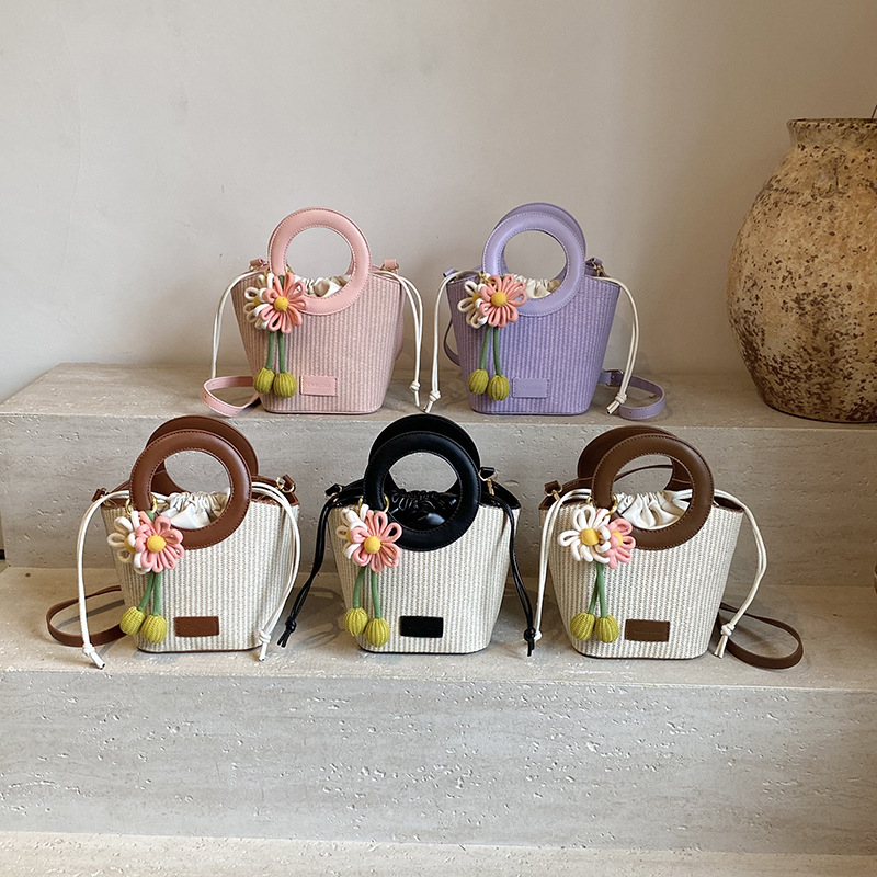 PU materijal crossbody torbica u bucket bag stilu, gradski minimalistički dizajn, pravokutnog oblika, zatvaranje šnira, unutarnji džepovi