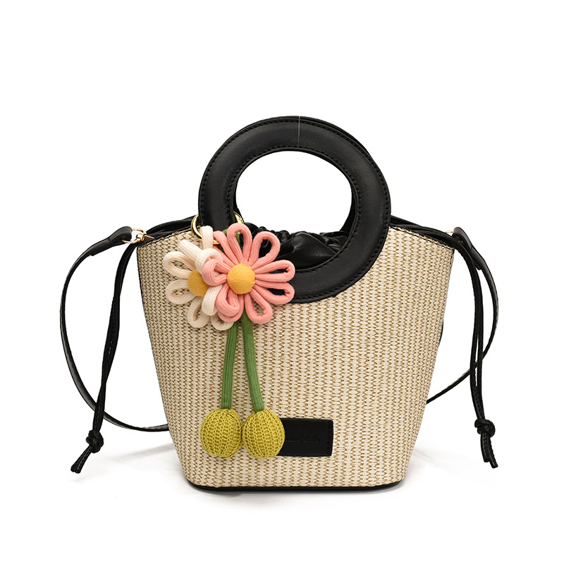 PU materijal crossbody torbica u bucket bag stilu, gradski minimalistički dizajn, pravokutnog oblika, zatvaranje šnira, unutarnji džepovi