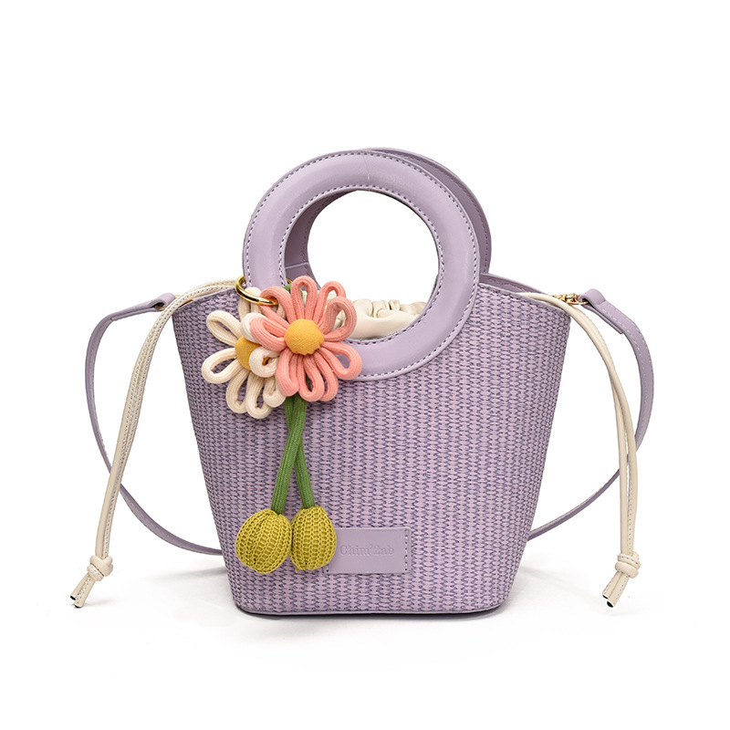 PU materijal crossbody torbica u bucket bag stilu, gradski minimalistički dizajn, pravokutnog oblika, zatvaranje šnira, unutarnji džepovi