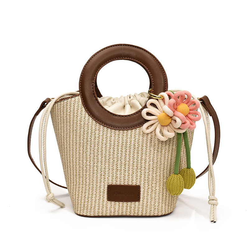 PU materijal crossbody torbica u bucket bag stilu, gradski minimalistički dizajn, pravokutnog oblika, zatvaranje šnira, unutarnji džepovi