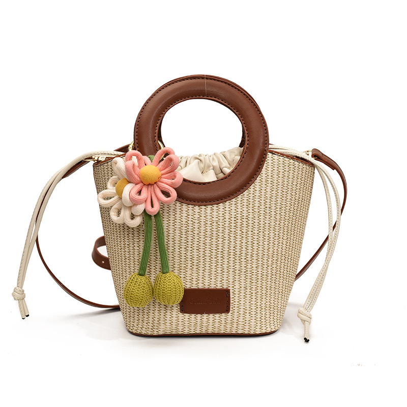PU materijal crossbody torbica u bucket bag stilu, gradski minimalistički dizajn, pravokutnog oblika, zatvaranje šnira, unutarnji džepovi