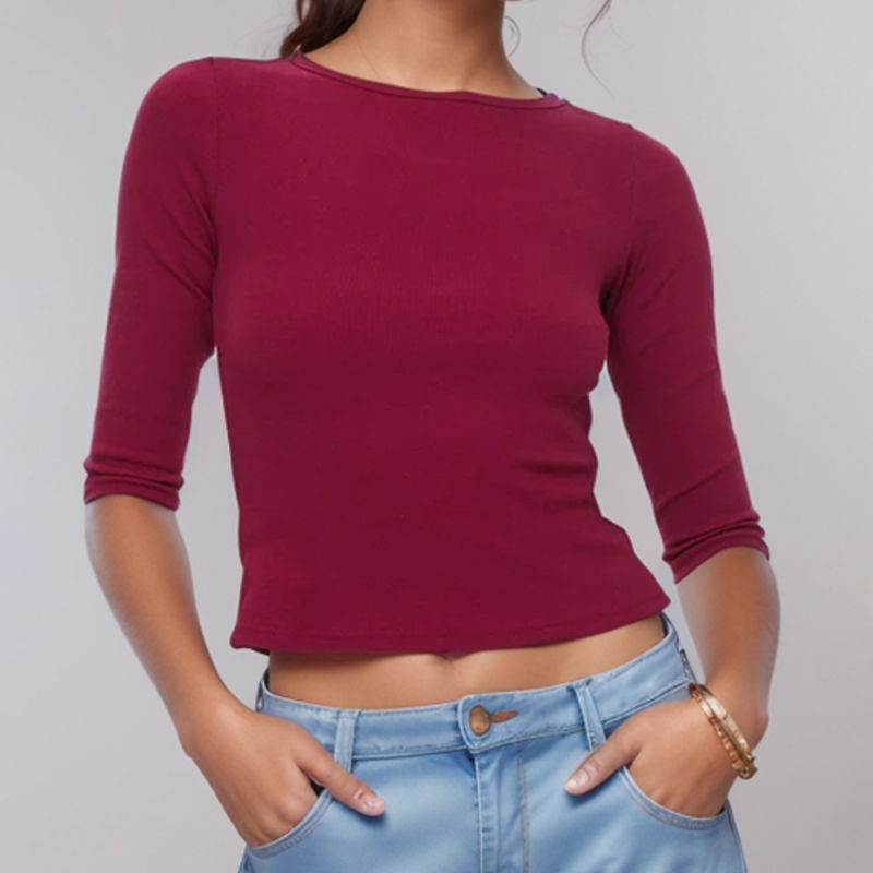 Slim-fit полиестерна тениска с кръгло деколте, къса дължина, бродерия