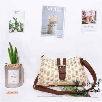 Torba od ratana, pletena, crossbody, horizontalno kvadratnog oblika, zatvaranje zasunom