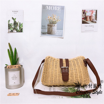 Torba od ratana, pletena, crossbody, horizontalno kvadratnog oblika, zatvaranje zasunom
